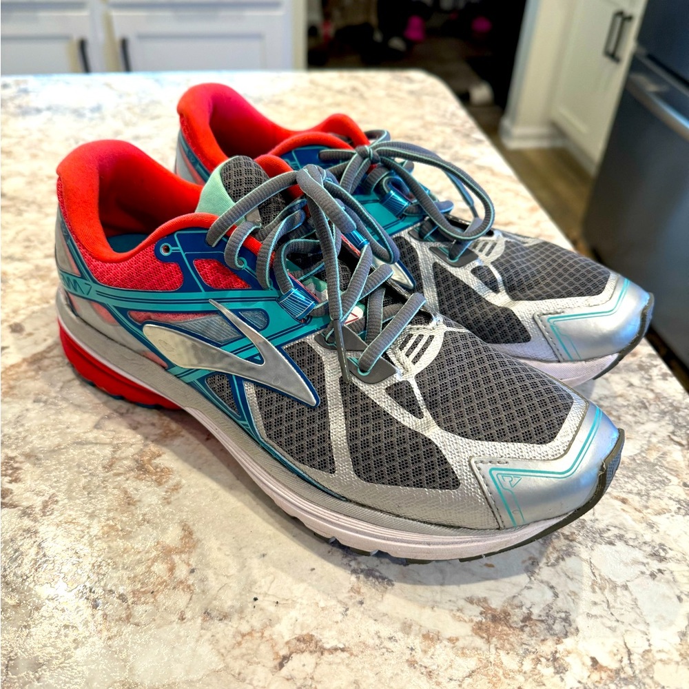 Brooks Ravenna 7 Women’s running shoe Sz 9.5 Excellent condition